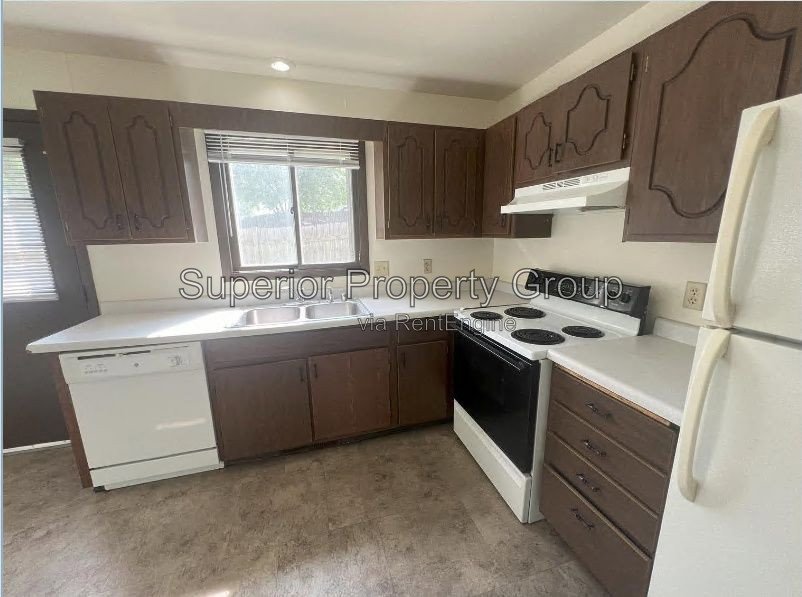 3B/1.5B unit in a 2-story apartment with a private basement and private rear patio. property image